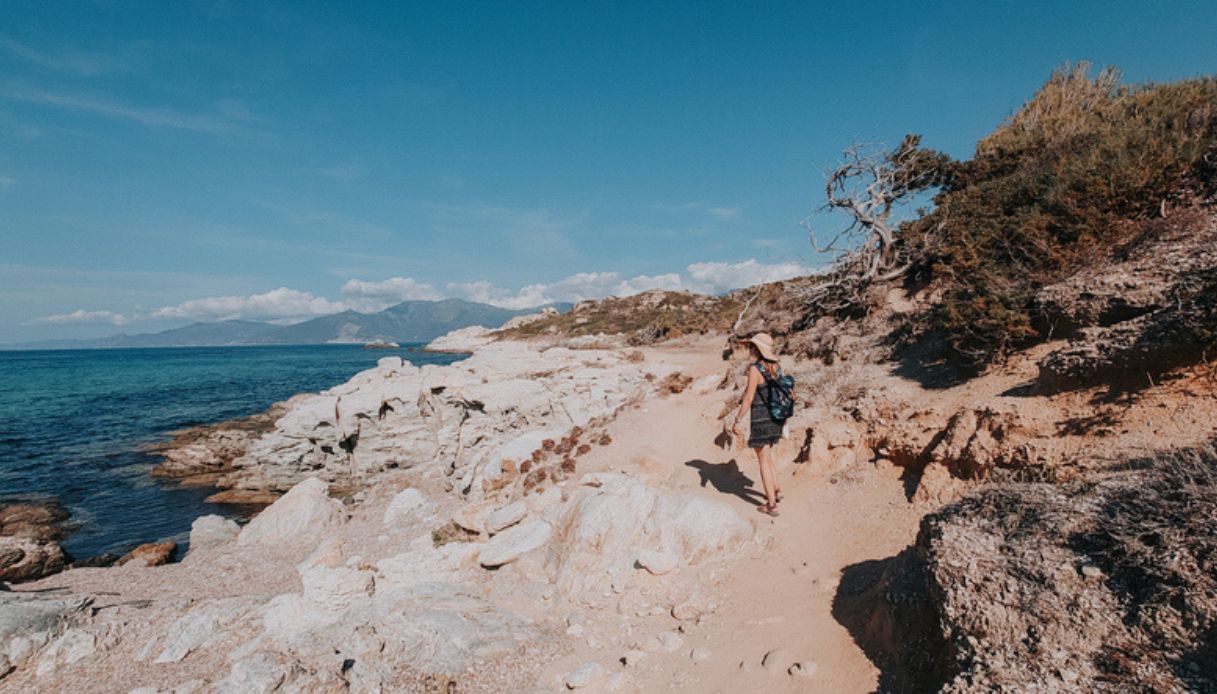 Una ragazza cammina sola sulla Spiaggia di Saleccia, facilmente raggiungibile da Saint Florent