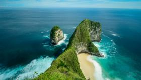 Kelingking Beach, la spiaggia a forma di T-Rex in Indonesia