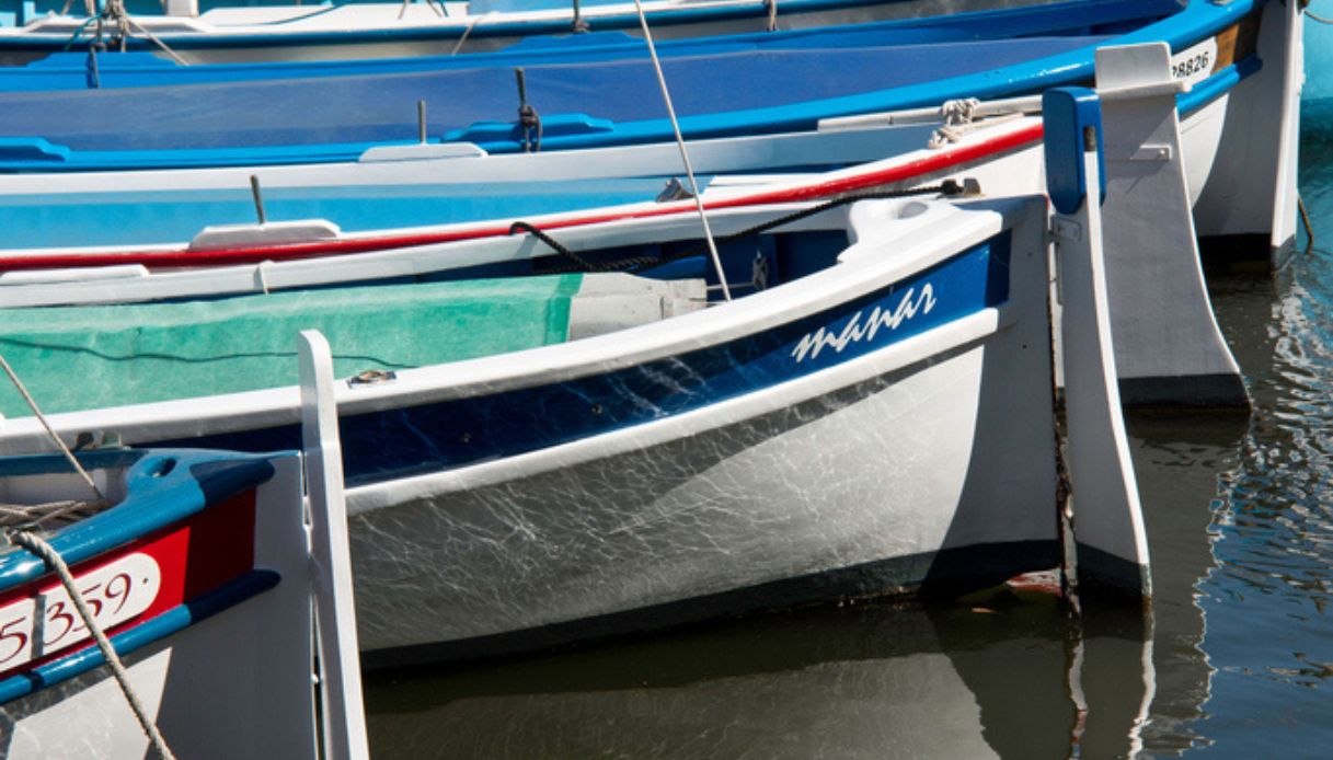 Barche tipiche di Sanary-sur-Mer chiamate pointus, una dietro l'altra, ferme al porto