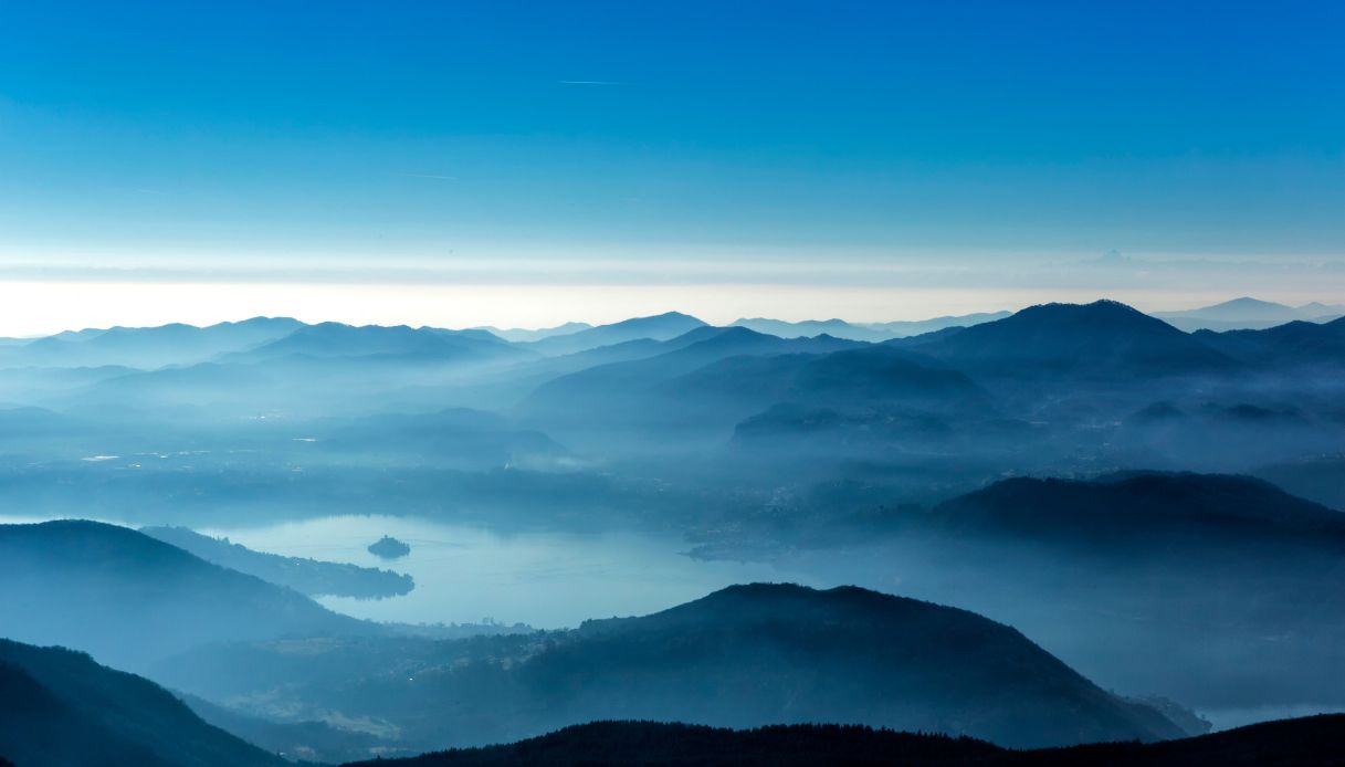 Vista aerea delle colline che circondano il Lago d'Orta in Piemonte