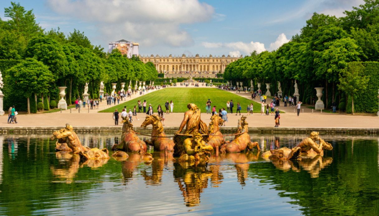 Fontana di Apollo presente nei Giardini di Versailles, Francia, con sullo sfondo la Reggia