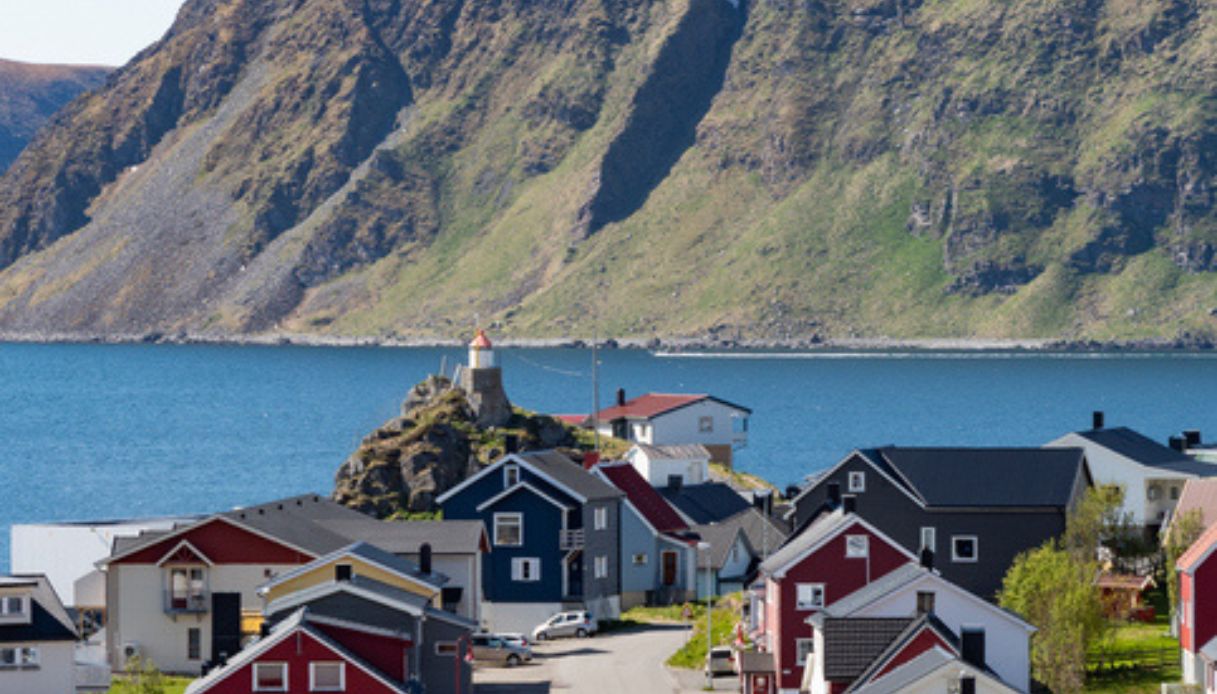 Vista dall'alto della città di Honningsvåg in Norvegia, con una montagna verdeggiante sullo sfondo