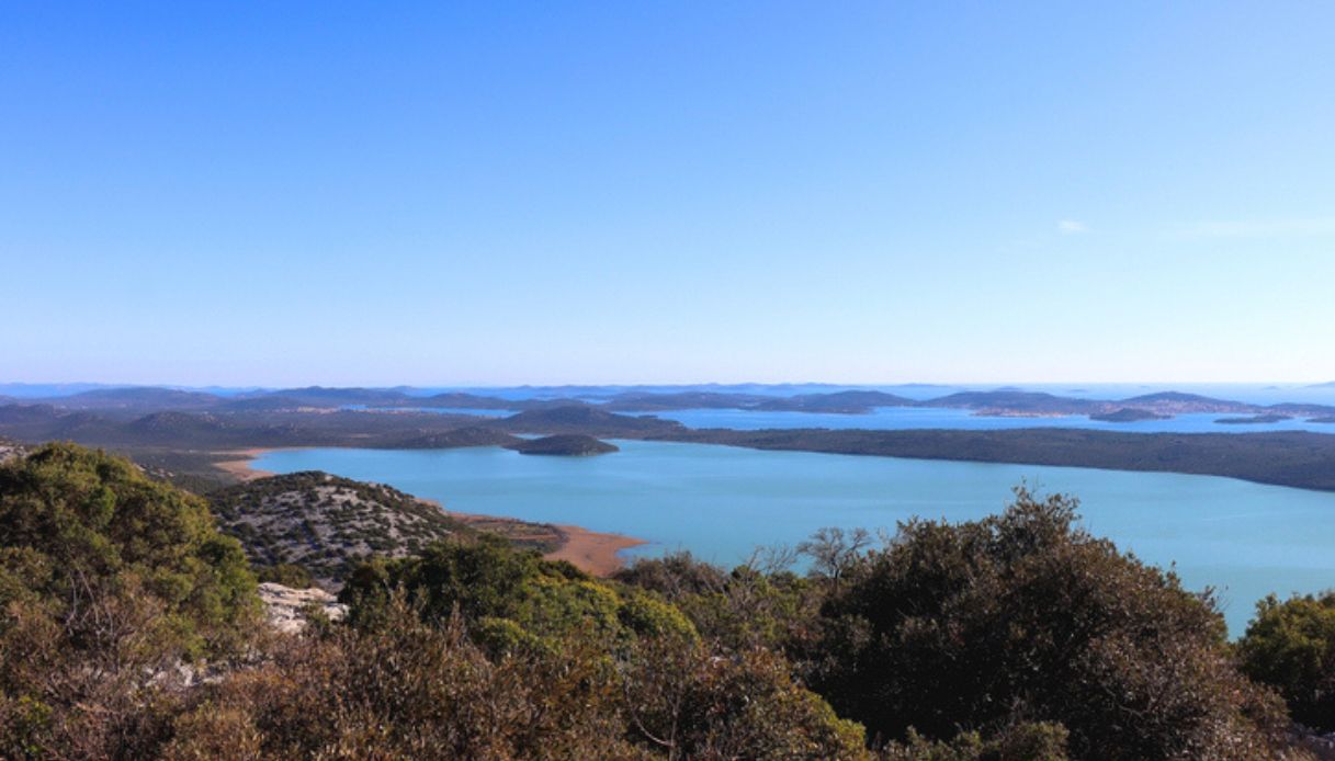 Panorama del lago di Vrana in Croazia, con isole croate e mar Adriatico sullo sfondo