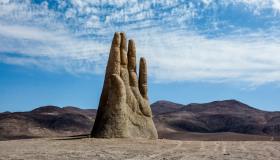 La straordinaria Mano del Desierto ad Atacama, in Cile
