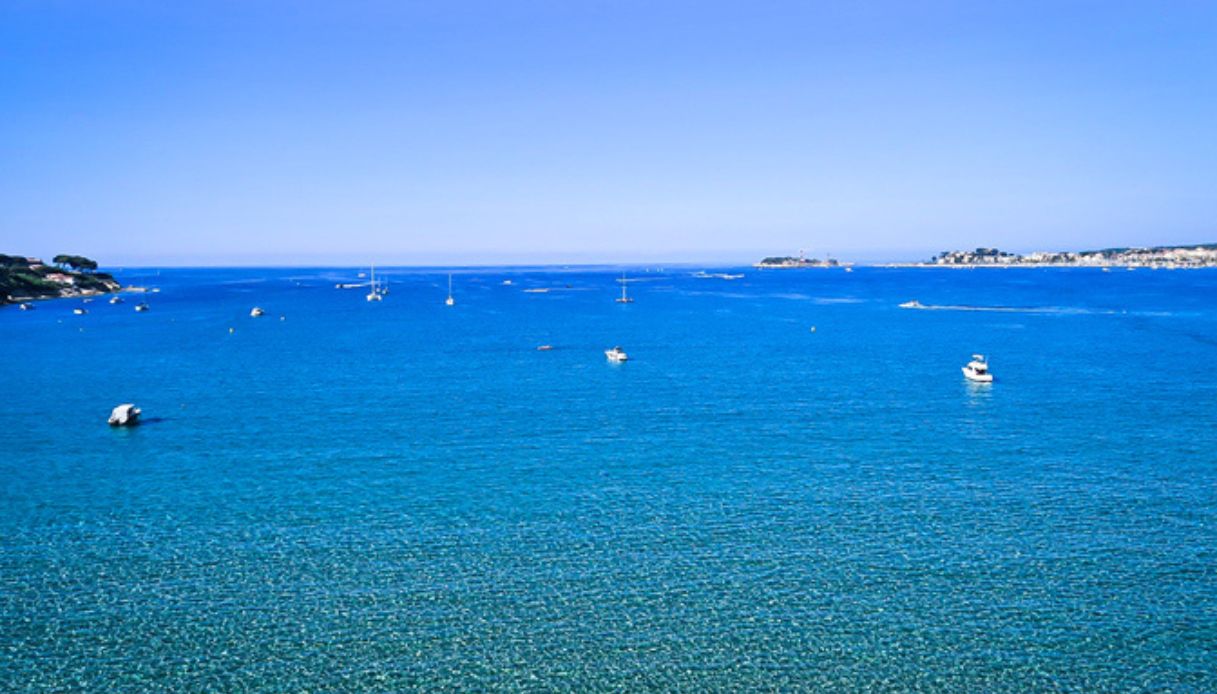 Vista del mare turchese di Sanary-sur-Mer con poche barche al largo