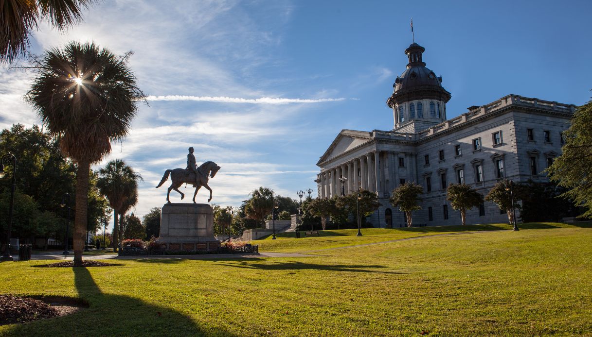 https://siviaggia.it/wp-content/uploads/sites/2/2017/12/il-South-Carolina-State-House-il-maestoso-palazzo-del-governo-statale.jpg