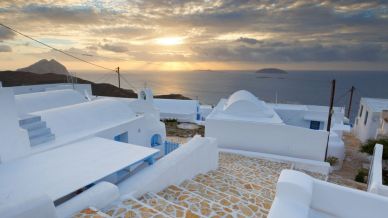 Cosa fare ad Anafi, l’isola dimenticata della Grecia ricca di storia e spiagge da sogno