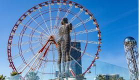 Ali e Nino, le statue in movimento di Batumi che incantano i visitatori