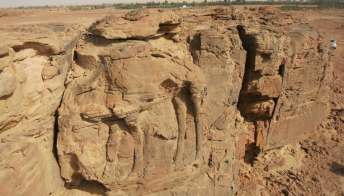 Scoperta incredibile in Arabia Saudita: un cammello scolpito nella pietra
