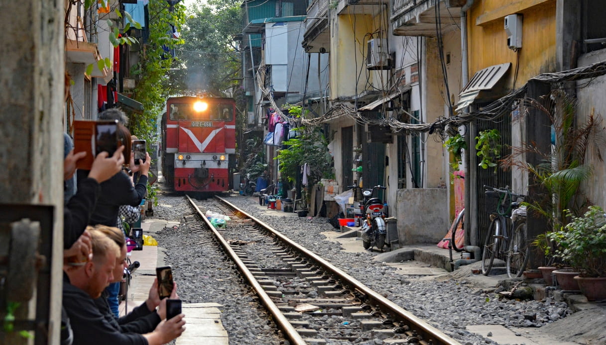 Vietnam, le foto del treno che ogni giorno ad Hanoi sfiora i palazzi