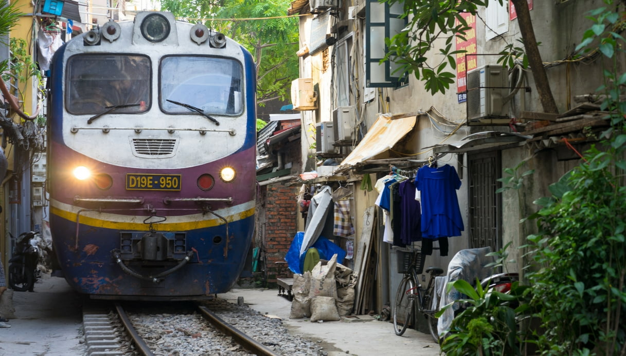 Vietnam, le foto del treno che ogni giorno ad Hanoi sfiora i palazzi