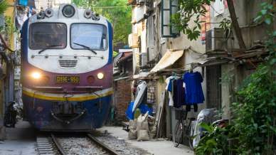 Vietnam, le foto del treno che ogni giorno ad Hanoi sfiora i palazzi