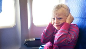 Ecco come proteggere i propri figli dal mal d'orecchio causato dall'aereo