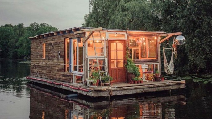 Fotografo costruisce una casa galleggiante per esplorare l’Europa