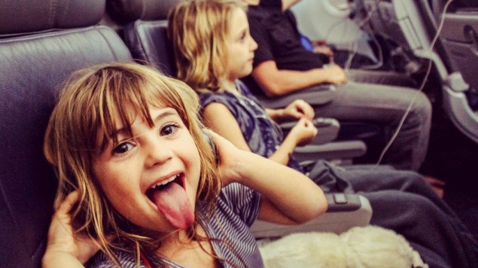 Come far stare tranquilli i bambini in aereo? I trucchi degli assistenti di volo