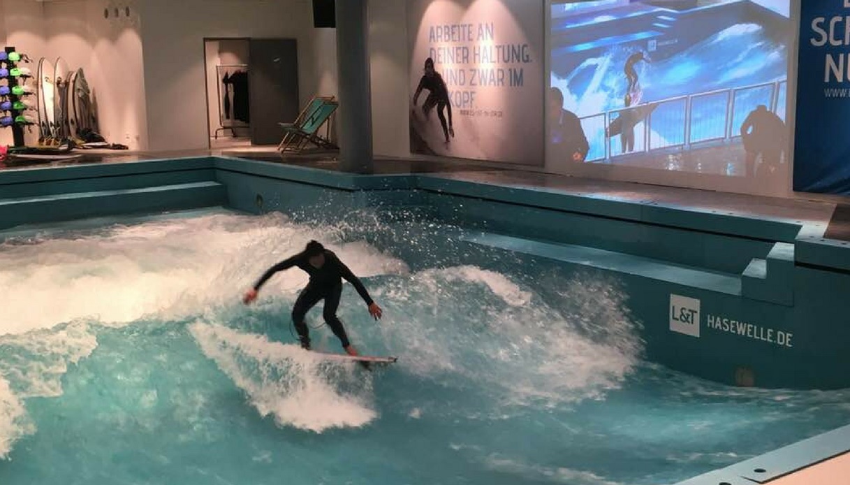 Deutschland, wie man in einem Hallenbad in Sachsen surft – SiViaggia