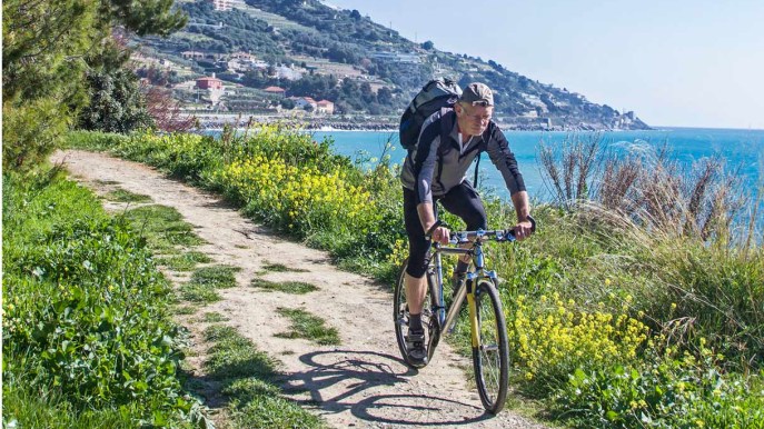 Sulle piste ciclabili della Liguria che corrono lungo il mare