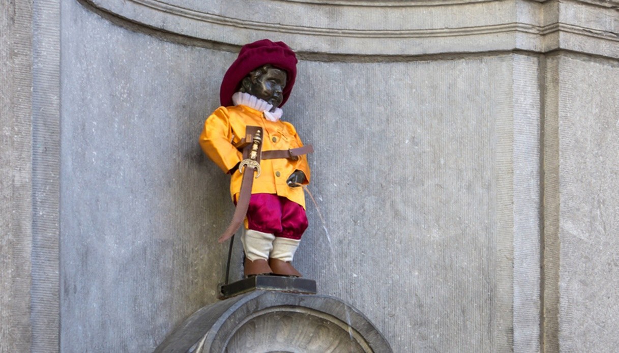 Il Manneken Pis con uno dei vestiti