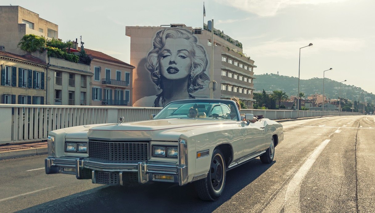 Murales di Marilyn Monroe tra i palazzi di Cannes