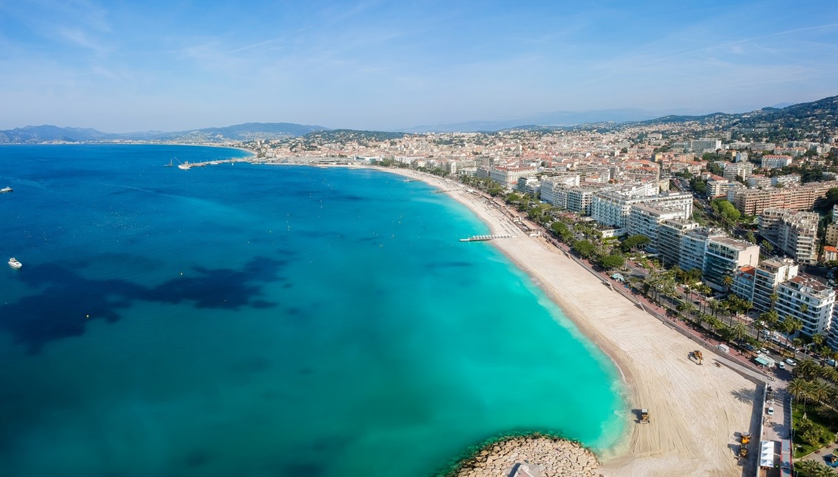 Spiagge dorate di Cannes bagnate da acque cristalline