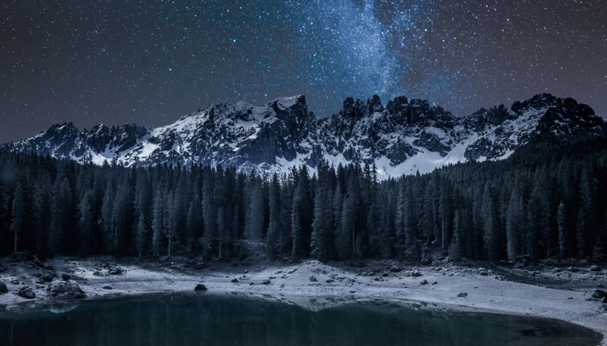 Vista notturna sul Lago di Carezza, la perla delle Dolomiti