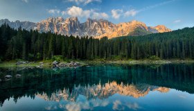 Lago di Carezza, lo specchio d’acqua che nasconde una ninfa