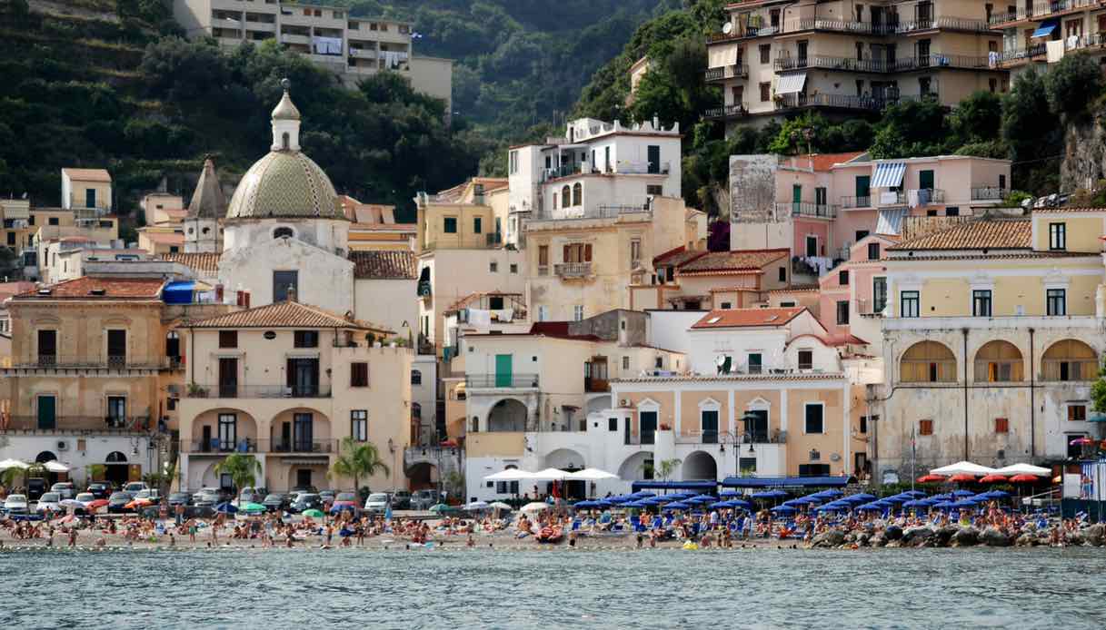 Cetara, il pittoresco borgo di mare che guarda verso Capri
