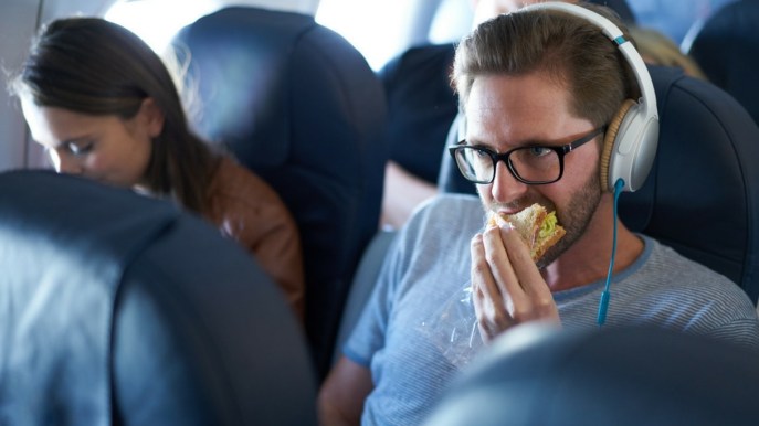Cibi in aereo: ecco quali alimenti si possono portare a bordo