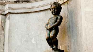 Bruxelles: dove vedere il Manneken Pis, la statua del bambino che fa pipì