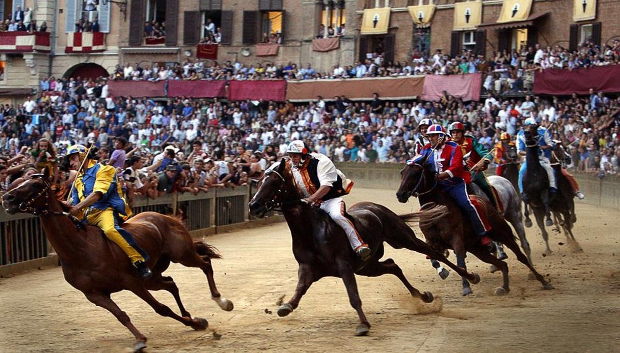 Siena e non solo viaggio tra i palii e le giostre d Italia