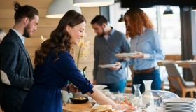 Soggiorno in hotel: si può scendere in pigiama nella sala colazioni?