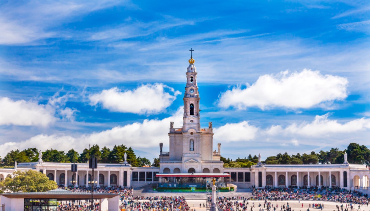 Basilica di Nostra Signora del Rosario a Fatima durante una celebrazione religiosa 