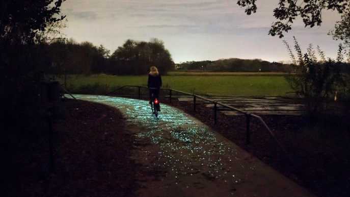 La pista ciclabile che si illumina come un quadro di Van Gogh
