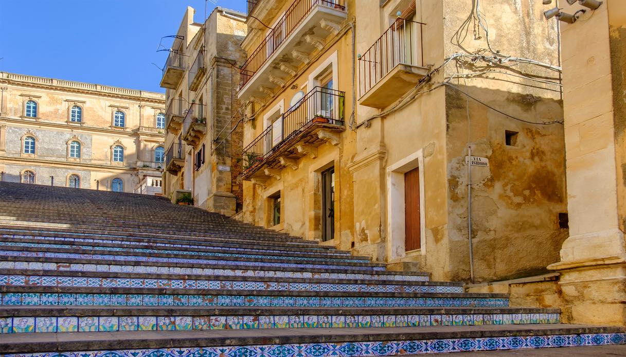Caltagirone e la celebre scalinata con le ceramiche, in Sicilia