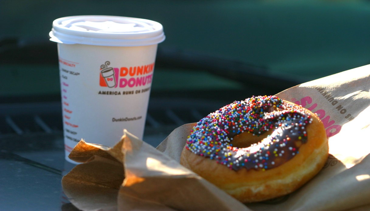 Dunkin' Donuts: le tipiche ciambelle colorate e il caffè