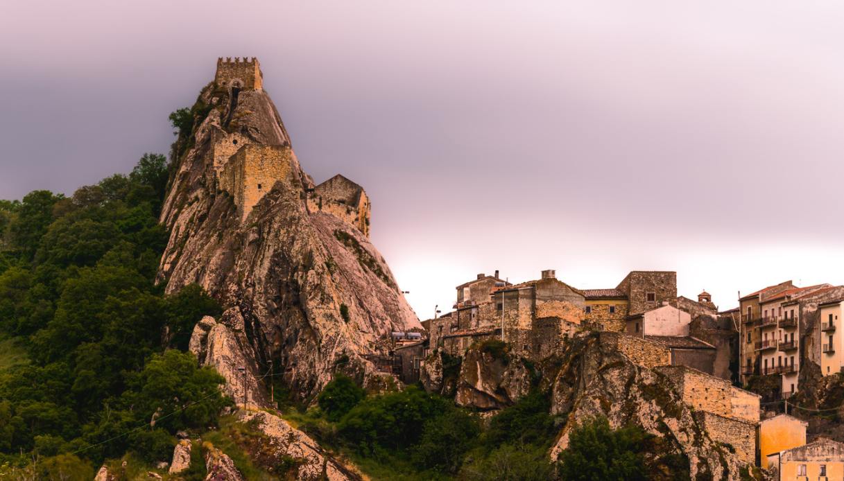 Sperlinga e il suo castello costruito nella roccia, in Sicilia
