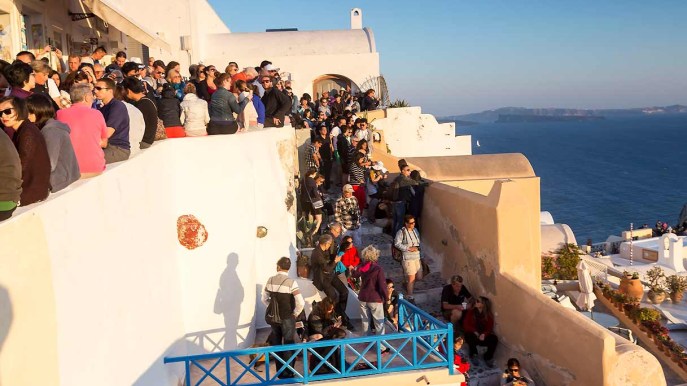 Troppi turisti: Santorini sarà a numero chiuso