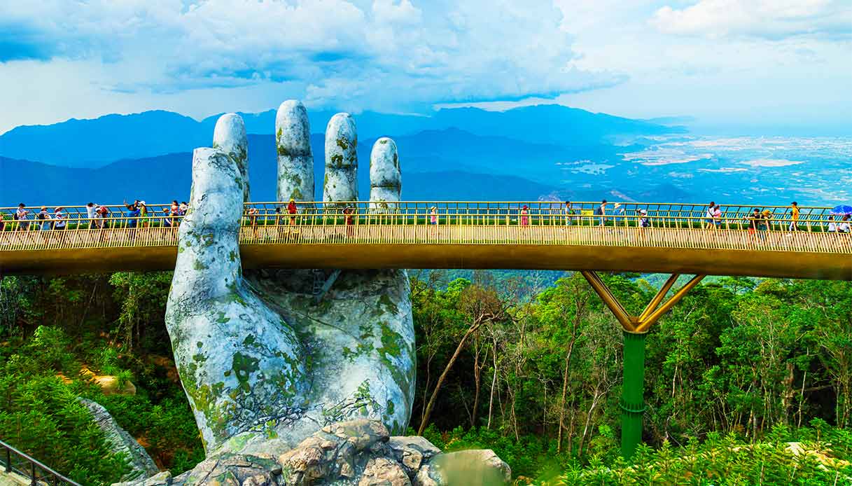Golden Bridge, l’incredibile ponte sorretto dalle mani