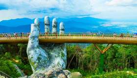 Golden Bridge, l’incredibile ponte sorretto dalle mani