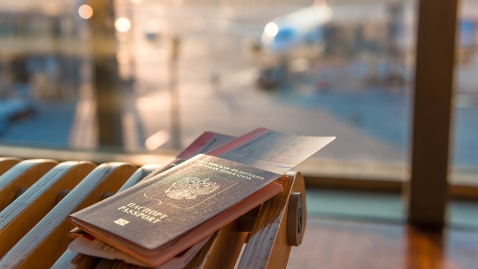 Passaporti dimenticati in aereo: l’odissea di una coppia inglese