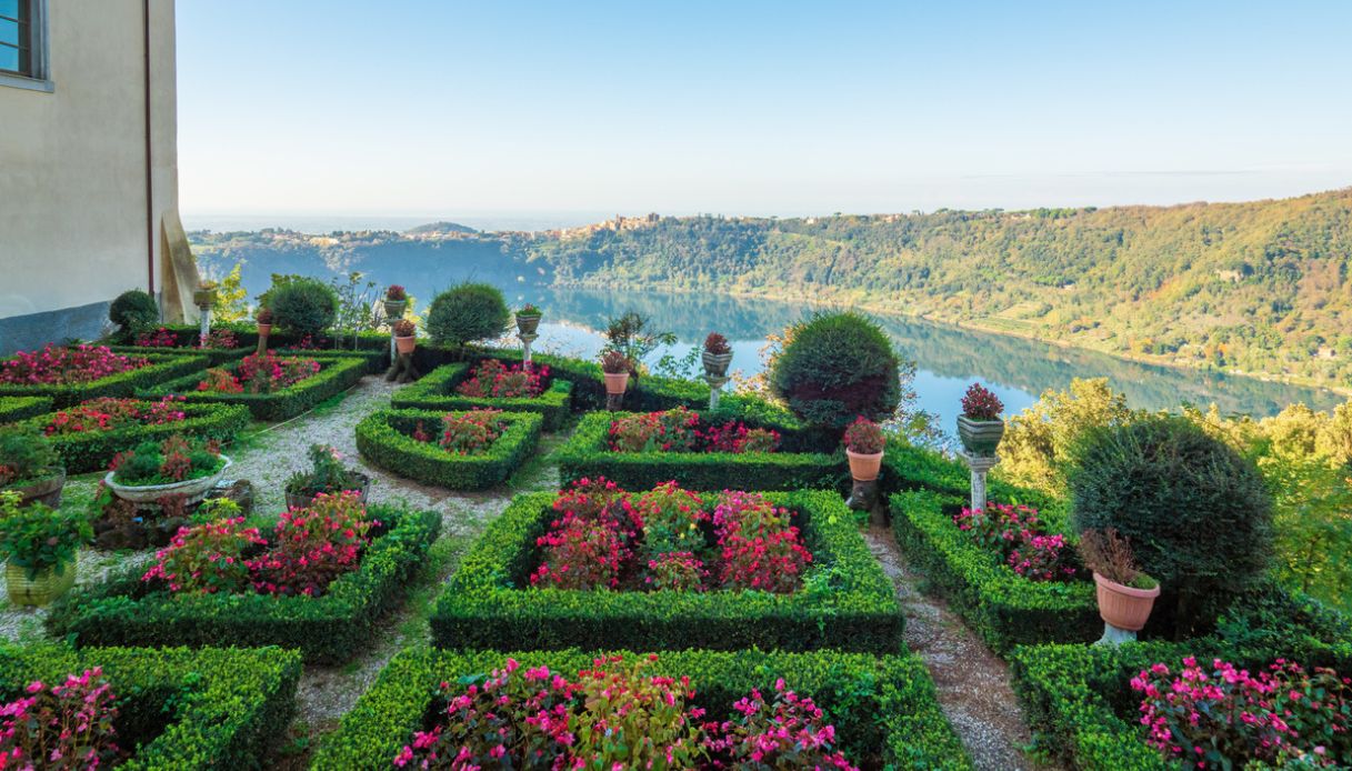 Terrazza panoramica e fiori sul lago di Nemi, Lazio