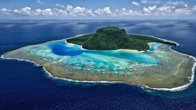 Nel Pacifico c’è un resort affacciato su un’isola a forma di cappello