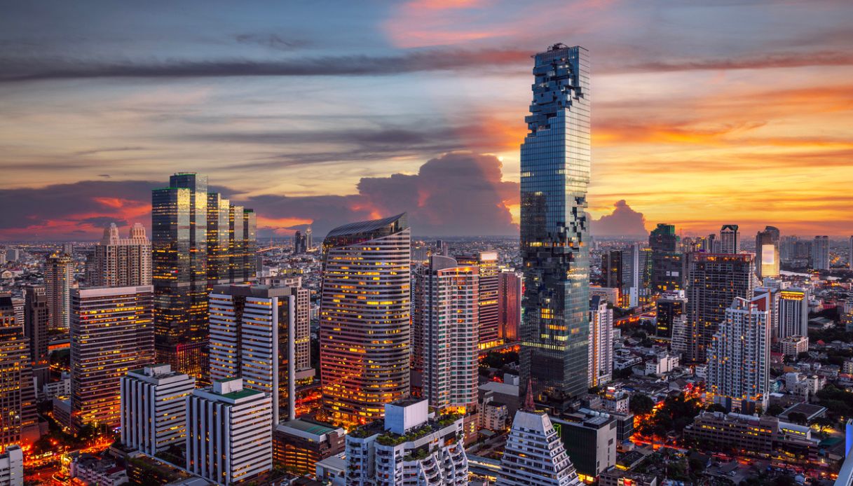 Skyline di Bangkok all'alba, con grattacieli futuristici in primo piano