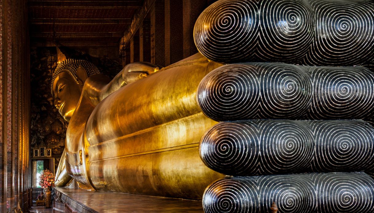 Fotografia interna del tempio di Wat Pho, con la famosa statua del Buddha Sdraiato in oro