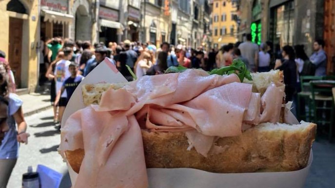Mangi un panino a Firenze? Rischi fino a 500 € di multa