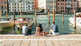 Vuoi sederti sugli scalini a Venezia? Rischi 500 euro di multa