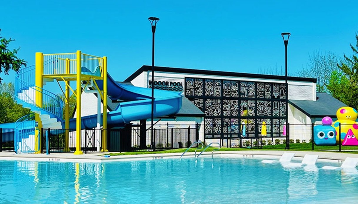 La piscina esterna del Cartoon Network Hotel & Resort, per adulti e bambini