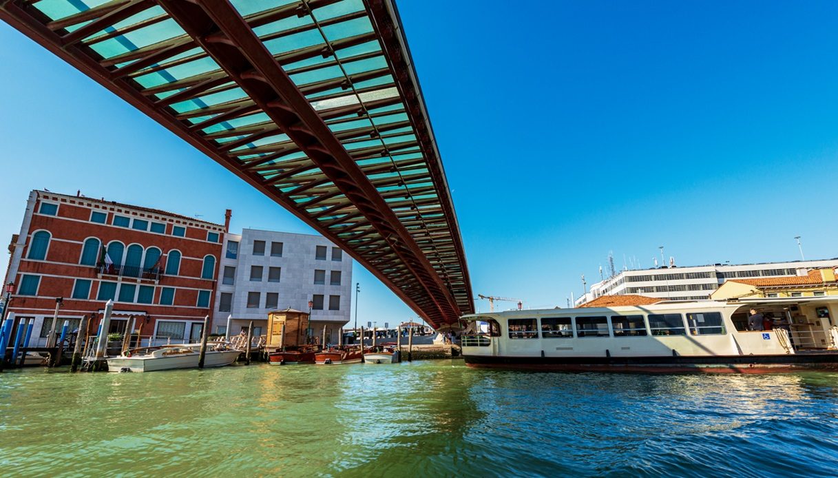 Vista dal basso del ponte Calatrava di Venezia