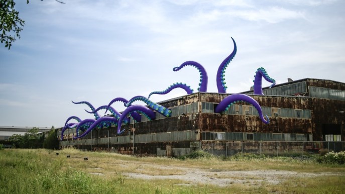 A Phildalphia, c’è un edificio dismesso da cui escono enormi tentacoli blu