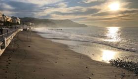 Addio (per poco) alla famosa spiaggia di sassi di Nizza: ora è di sabbia